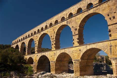 ¡Sumérgete en la historia y la belleza arquitectónica del Pont du Gard! Un antiguo acueducto romano que desafía al tiempo