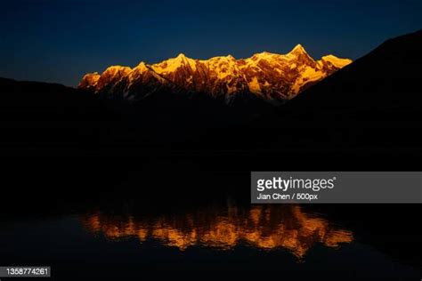 ¡Sumérgete en la magia del Lago Namcha Barwa, un paraíso de aguas cristalinas y vistas panorámicas impresionantes!