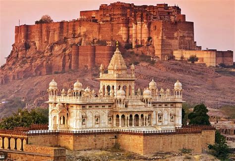 ¡Explora el encanto histórico del Fuerte Mehrangarh: un monumento imponente en las alturas de Jodhpur!