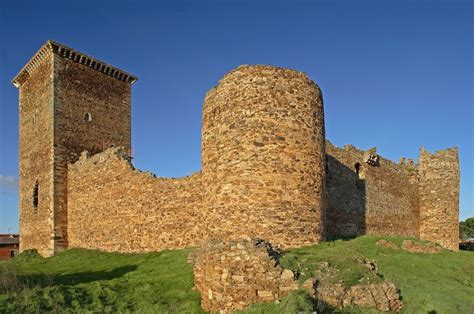 ¡Descubre el encanto medieval del Castillo de Quiñones en Quirós! Un viaje al pasado y un oasis de paz en la naturaleza asturiana.