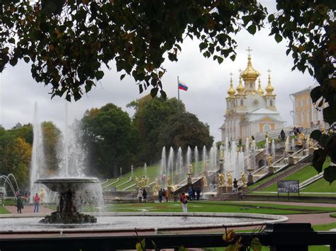 ¡Sumérgete en la historia con el Palacio de Peterhof, una joya barroca cerca de San Petersburgo!