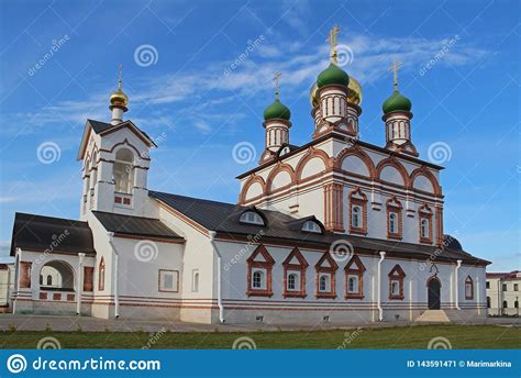 ¡Sumérgete en la Historia con el Monasterio de la Trinidad y San Sergio! Un Tesoro Arquitectónico en las Afueras de Lázarevskoye