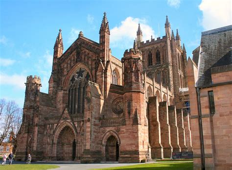 ¡Sumérgete en la historia y la belleza arquitectónica del Duomo de Hereford!