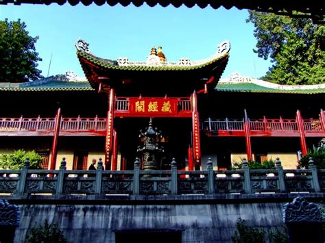 ¡Sumérgete en la historia y la belleza del Templo de la Montaña Nanhua!