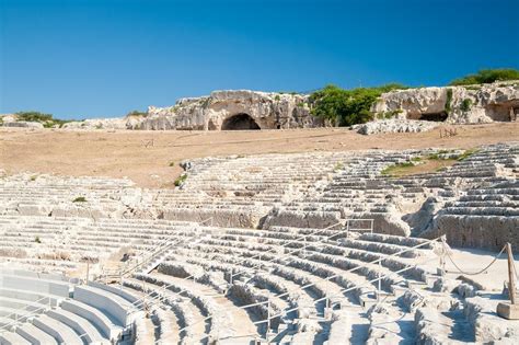 ¡Sumérgete en la Historia y la Belleza del Teatro Greco de Siracusa! Un monumento antiguo con vistas panorámicas impresionantes