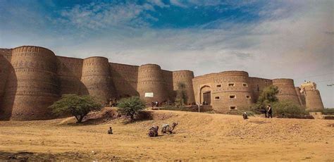 ¡Sumérgete en la Historia y Belleza Natural del Fuerte Derawar en Bahawalpur!