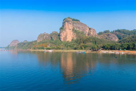 ¡Sumérgete en la historia y la majestuosidad natural de la Montaña Longhu!