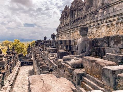 ¡Sumérgete en la Historia y la Naturaleza del Templo Borobudur! Un viaje a través del tiempo y una vista panorámica incomparable.