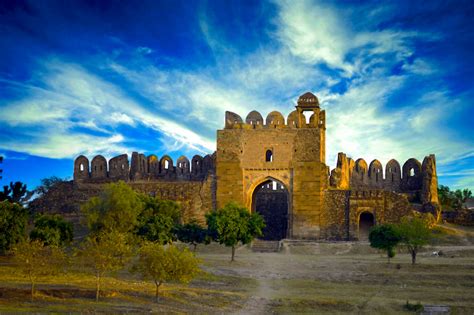  El Fuerte de Rohtas: ¡Una joya histórica en la cima de una colina!