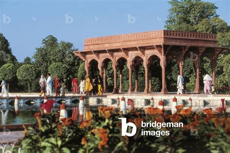 El Jardín Shalimar: ¡Una joya arquitectónica del siglo XVII en Lahore!