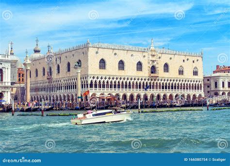 El Palazzo Ducale de Venecia: Un monumento histórico que respira majestuosidad artística!