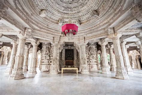 El Templo Jain de Ranakpur: Una obra maestra arquitectónica en mármol blanco!