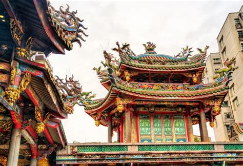 ¡Sumérgete en la historia y la belleza natural del Templo de Longshan! Antigua arquitectura religiosa y rodeado por exuberantes jardines.