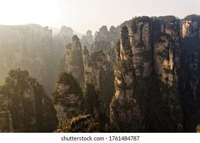  ¡Sumérgete en la magia de los Pilares Celestiales: Un viaje surrealista en Zhangjiajie!