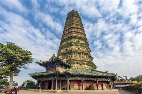  ¡La Pagoda del Templo de Guangsheng: Una joya arquitectónica en el corazón del desierto!