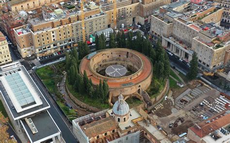 El Mausoleo de Augusto, Un Viaje a la Antigüedad Romana en el Corazón de Milán!