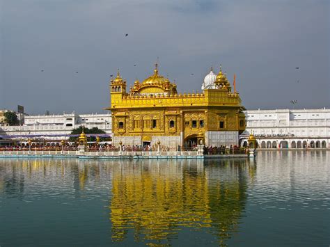 El Templo Dorado de Amritsar: Una joya arquitectónica bañada en oro y devoción!