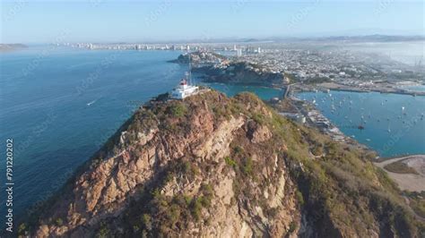  ¡El Faro de Mazatlán: Un faro majestuoso que vigila el Pacífico!